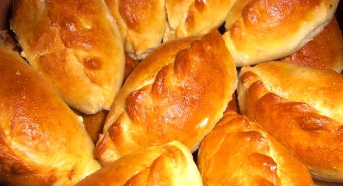 Пирожки с клубничным вареньем