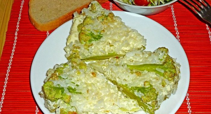 Рис с брокколи в омлете