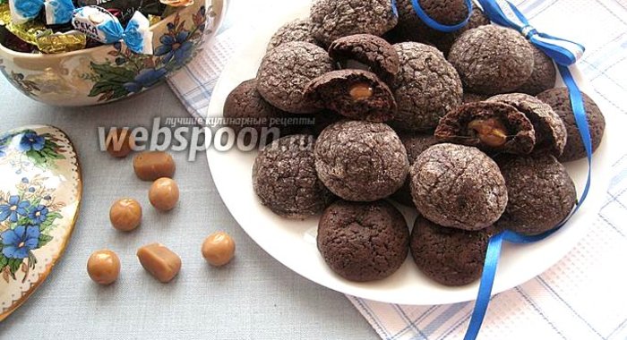 Шоколадное печенье с карамелью