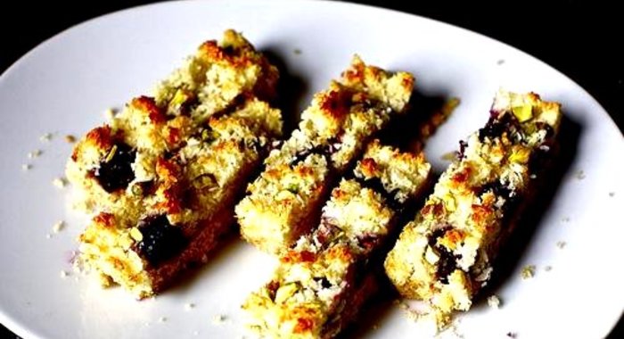 Тарт с ежевикой и фисташками