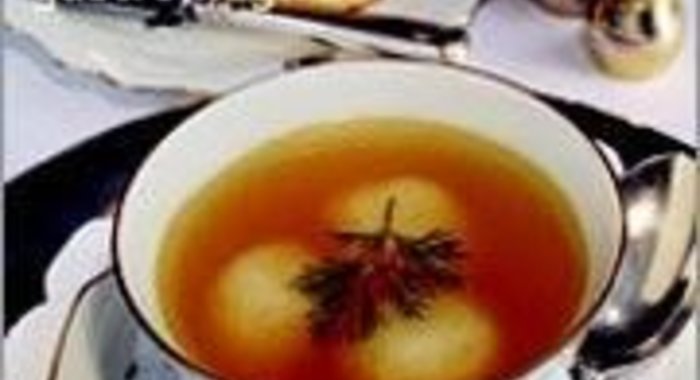 Бульон с манными клецками (нокелями)