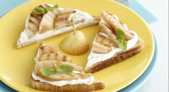 Тосты с творогом и грушами