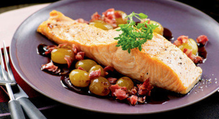 Лосось на гриле с виноградом и панчеттой