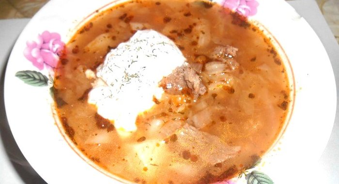 Русские щи с маринованным перцем и сметаной