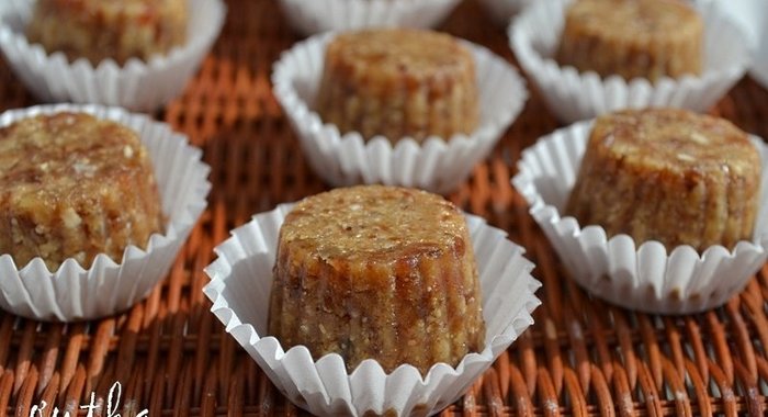 Домашние конфеты с финиками и арахисом