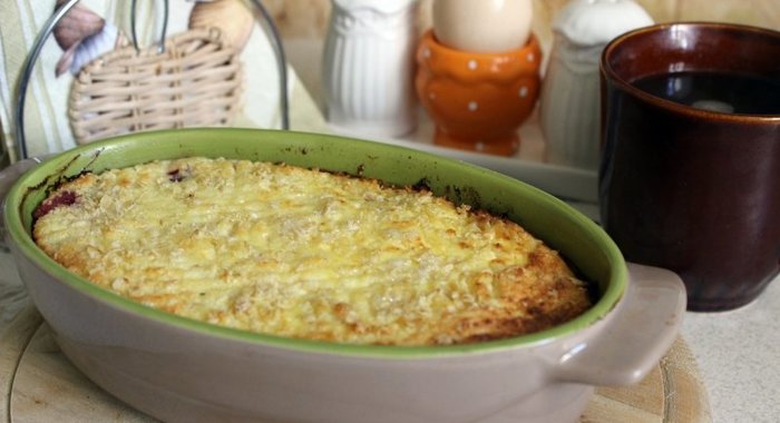 Творожная запеканка с овсяными хлопьями и вишней