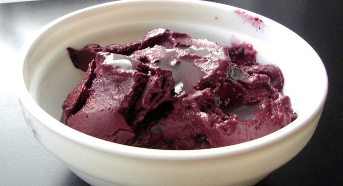 Сыроедческое черничное мороженое