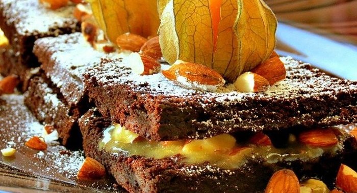 Брауни с миндалем и карамелью