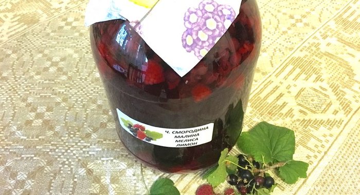 Компот из малины и черной смородины