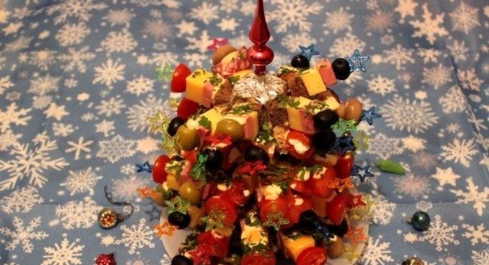 Канапе с колбасой и сыром