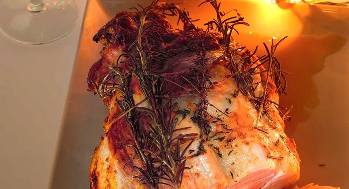 Свиной окорок с миндальным драже, кориандром и пюре из корня сельдерея