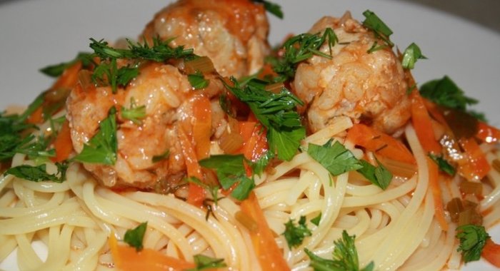 Спагетти с куриными тефтельками