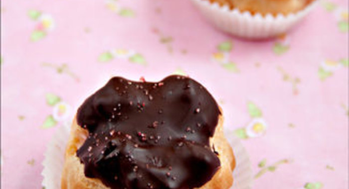 Профитроли с клубничным кремом