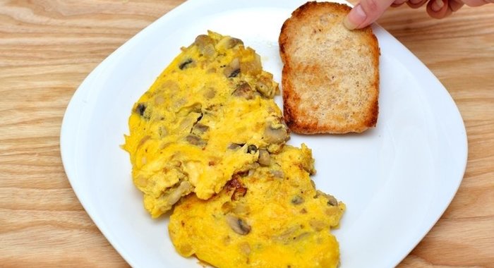 Яичница-болтунья с грибами