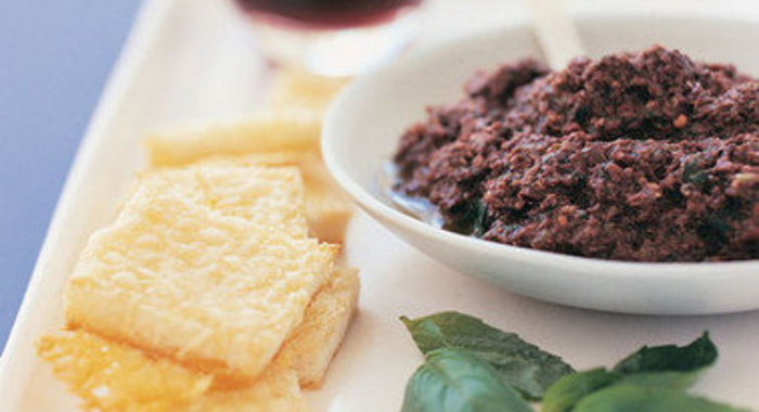 Тосты с пармезаном и пастой из черных оливок