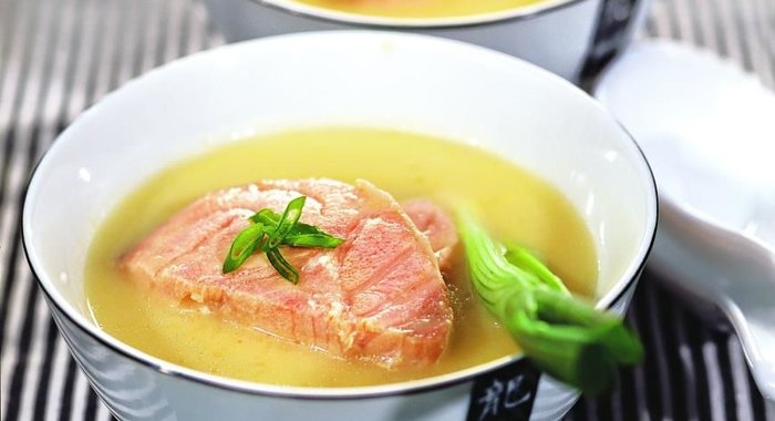 Холодный суп из лосося с луком-пореем