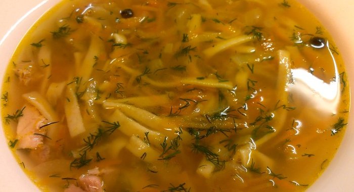 Домашняя лапша на курино-капустном бульоне по‑варшавски