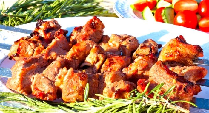 Шашлык из свинины, маринованной в помидорах, розмарине и луке