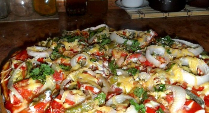 Пицца с колбасой, зеленой фасолью и оливками