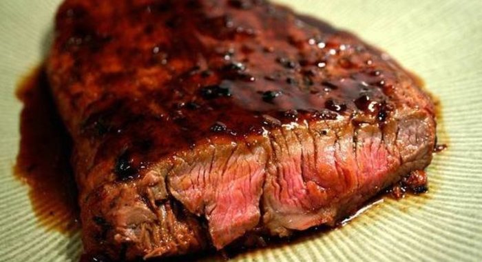 Говяжий стейк в маринаде из горчицы и коричневого сахара