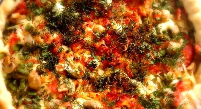 Летняя пицца с колбасой и овощами