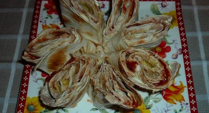 Рулет из лаваша с паштетом