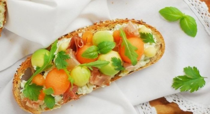 Тост с дыней и авокадо