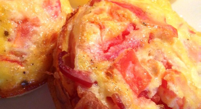 Омлетно-беконовый маффин на завтрак