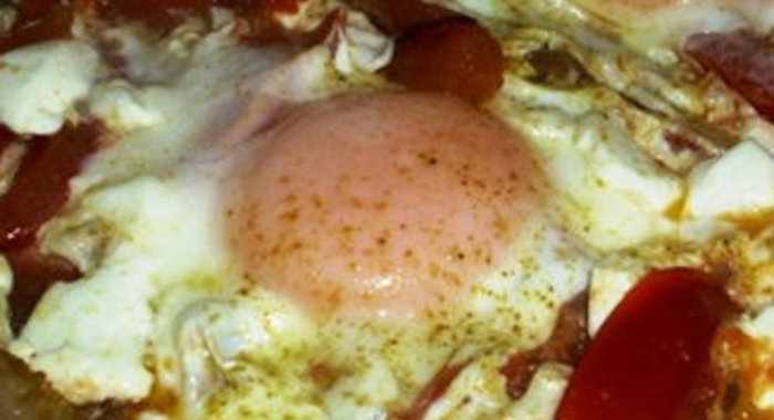 Яичница-глазунья с помидорами и фетой