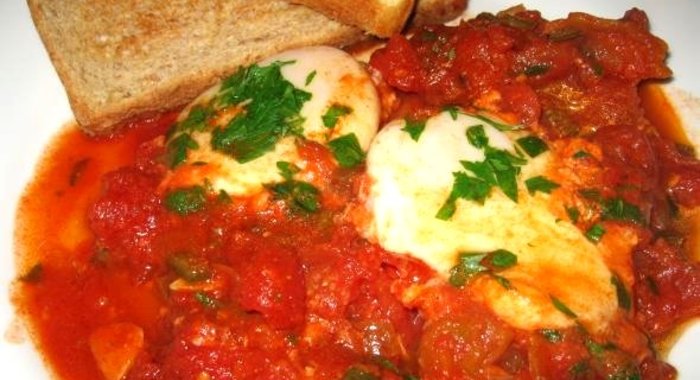 Яичница с томатной пастой