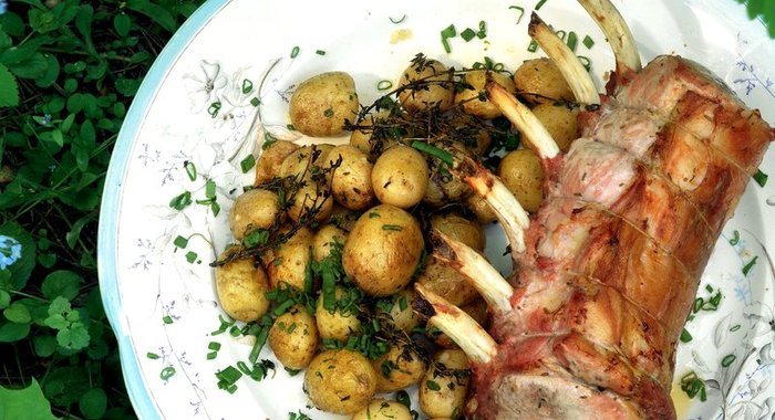 Ариста из свиной корейки с молодой картошкой и травами