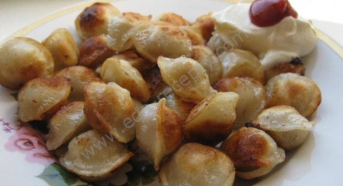 Жареные пельмени на сковороде