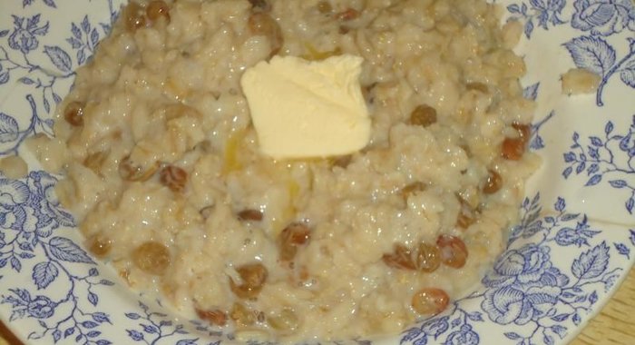 Овсяная каша с изюмом