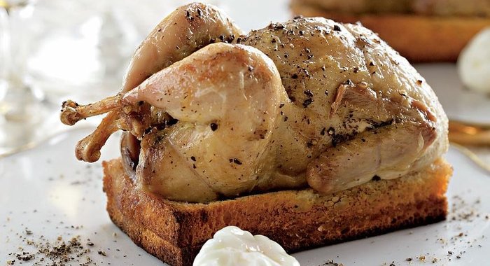 Перепелки на тостах с пошированным яйцом