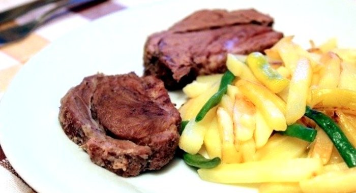 Телятина в бруснично-луковом маринаде