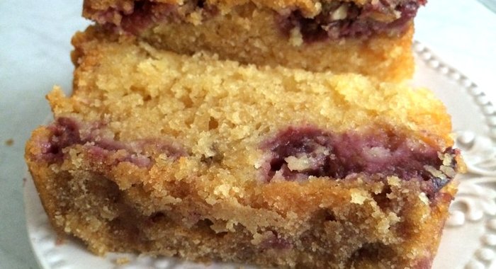 Кекс со сливой и грецким орехом