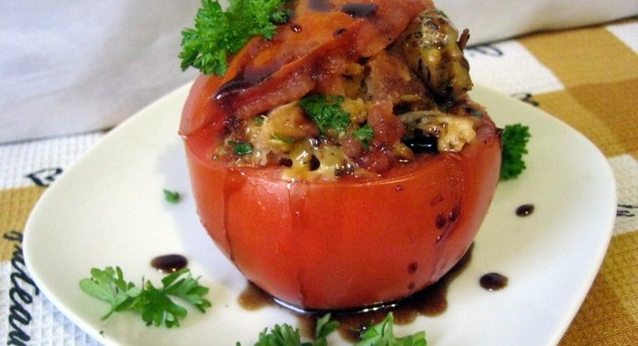 Помидоры фаршированные курицей, сыром и гренками