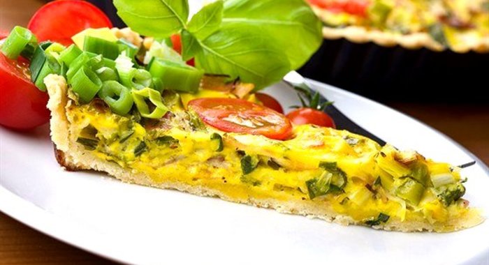 Омлет со сливочным маслом и луком пореем