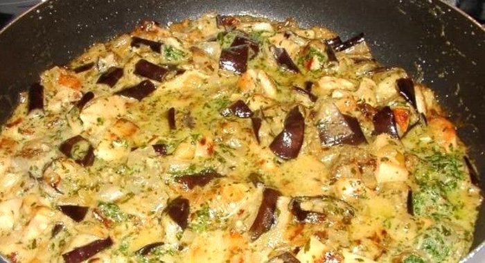 Куриное рагу с баклажанами в сметане