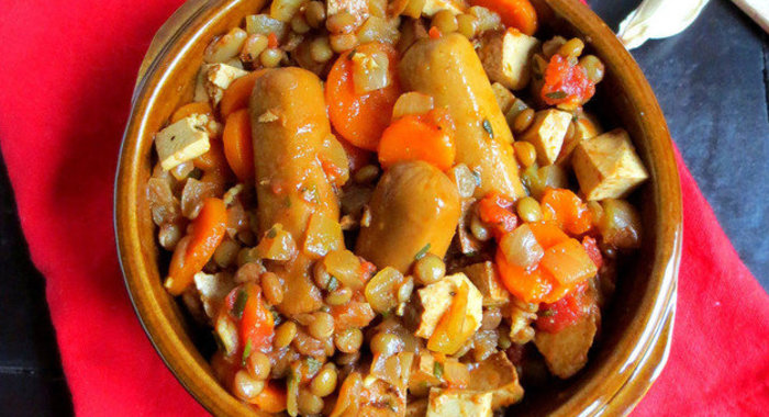 Рагу с зеленой чечевицей и колбасками
