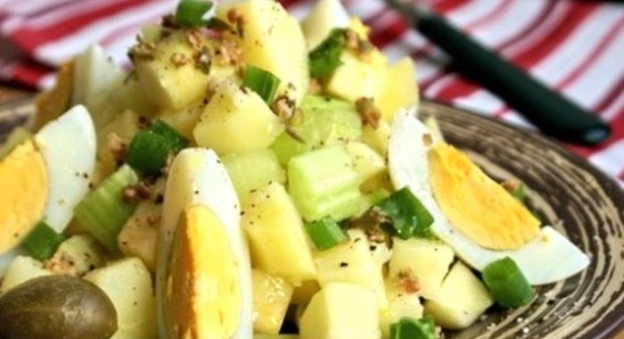 Салат картофельный с яблоками