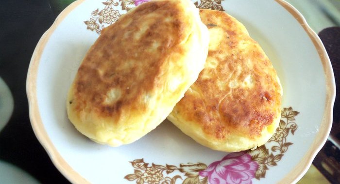 Картофельные пирожки с колбасой и сыром