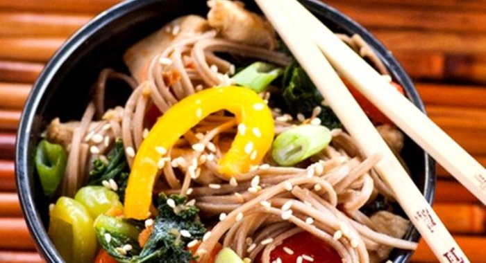 Гречневая лапша с курицей и овощами