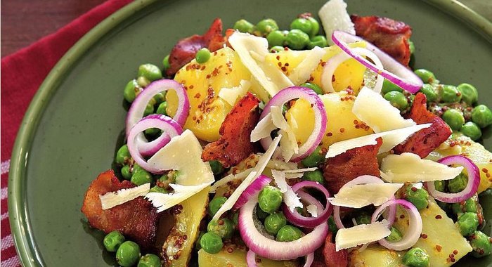 Картофельный салат с зеленым горошком и беконом