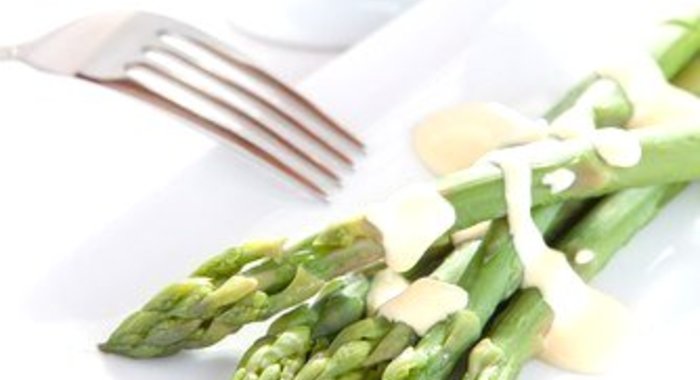 Спаржа под кремом с эстрагоном