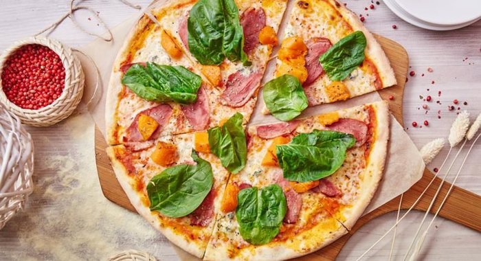 Пицца с уткой, тыквой и сыром горгонзола