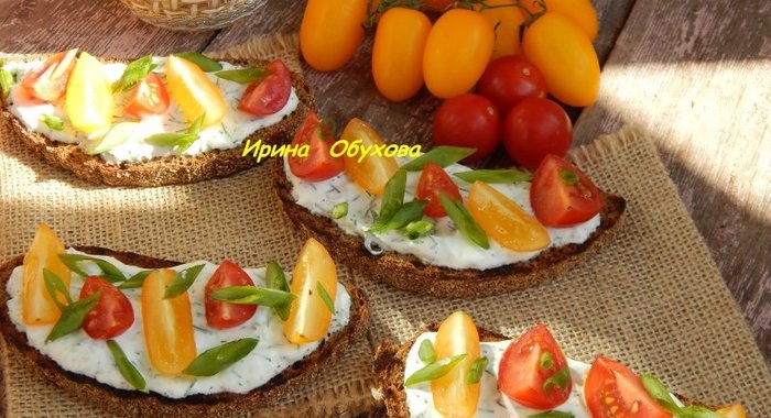 Тосты с чесночным соусом и помидорками