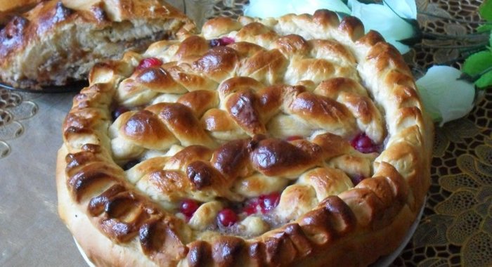 Пирог с фруктово-ореховой начинкой