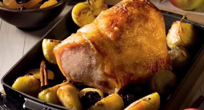 Жаркое из свинины с черносливом и яблоками