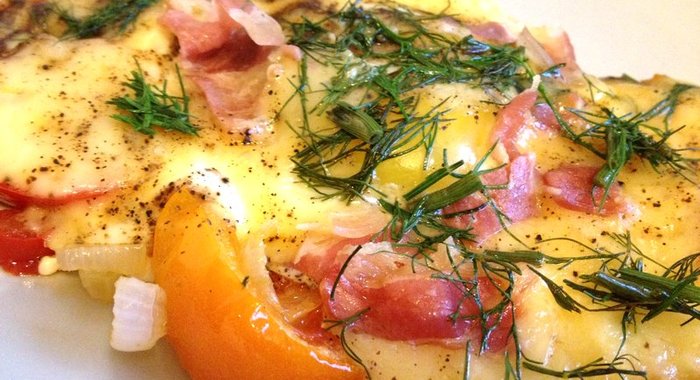 Яичница с беконом, помидорами и сыром